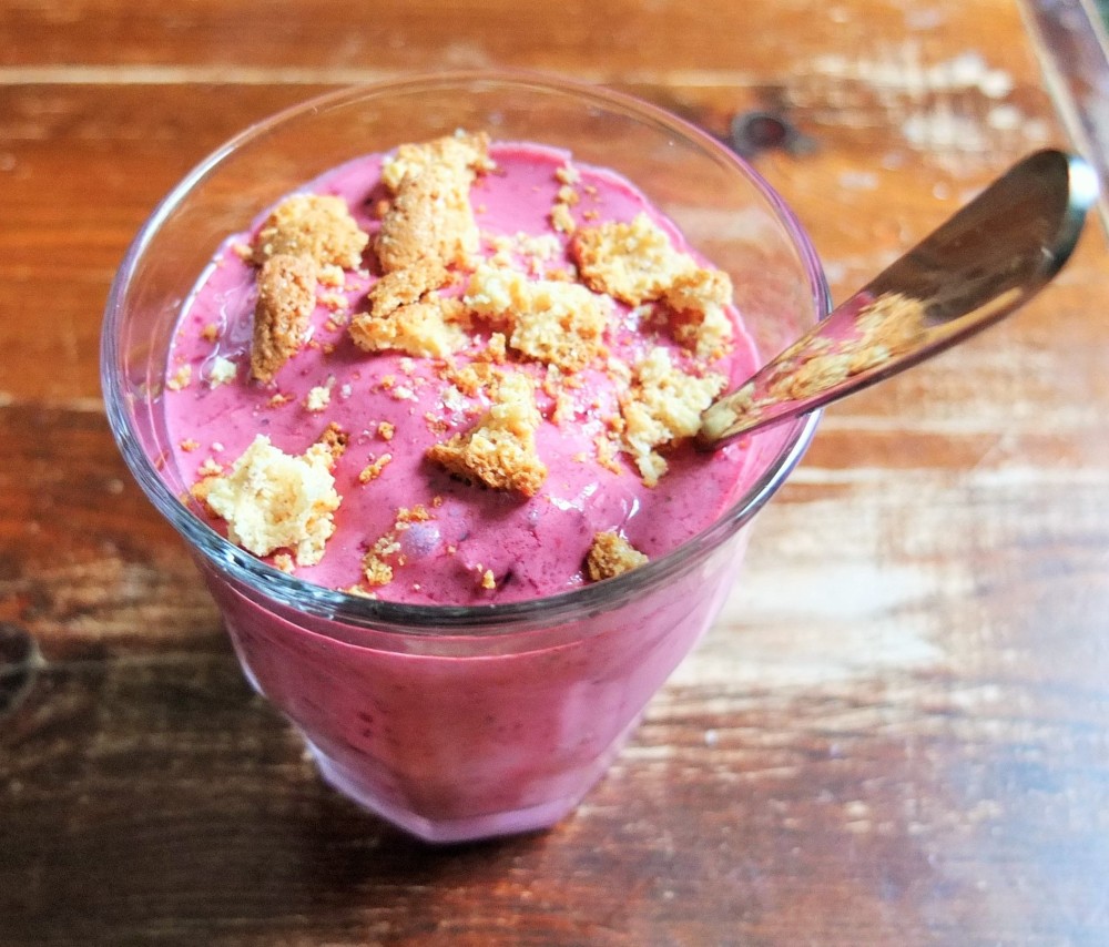 frozen berries yogurt with amaretti biscuit